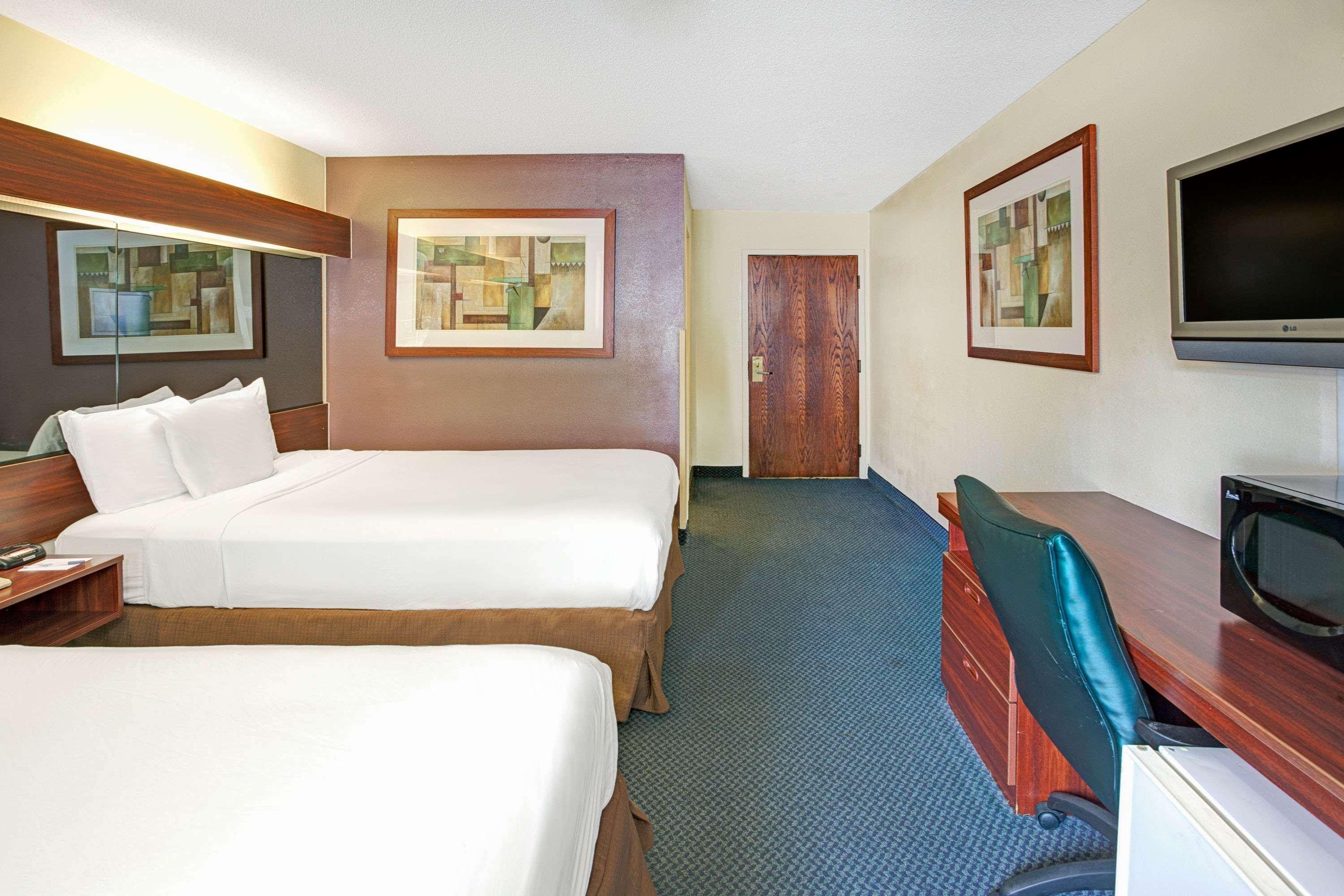 Microtel By Wyndham Atlanta Airport Hotel College Park